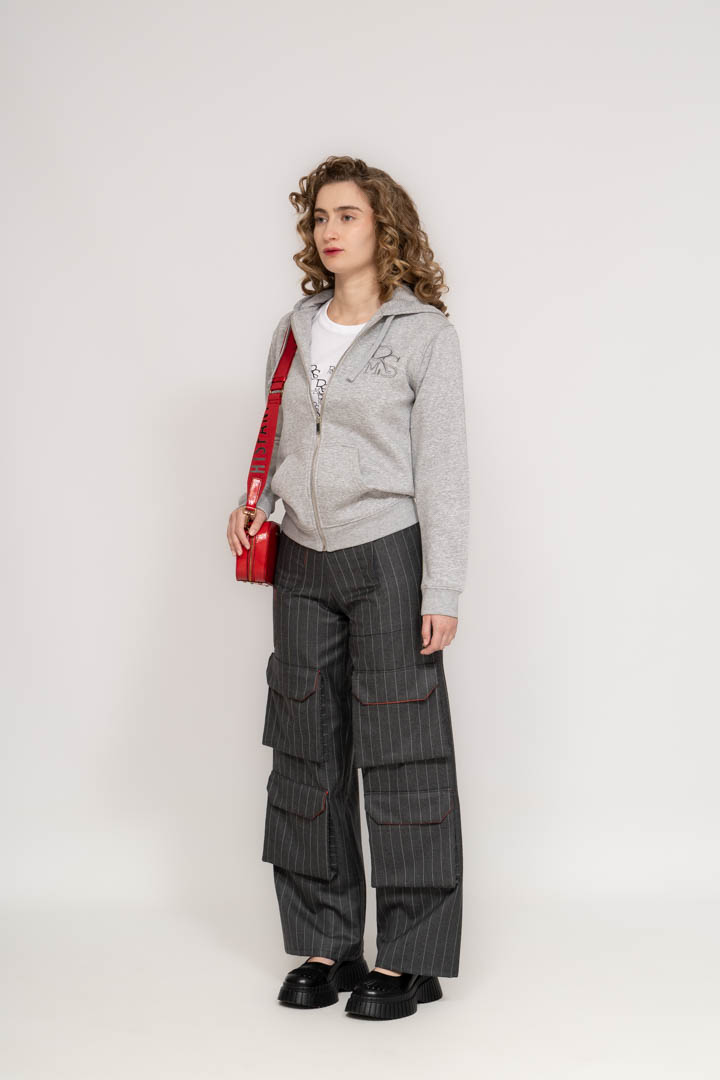Sudadera gris con capucha y cremallera