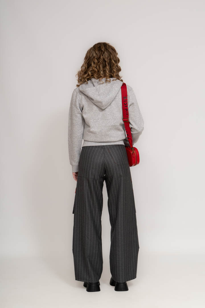 Sudadera gris con capucha y cremallera