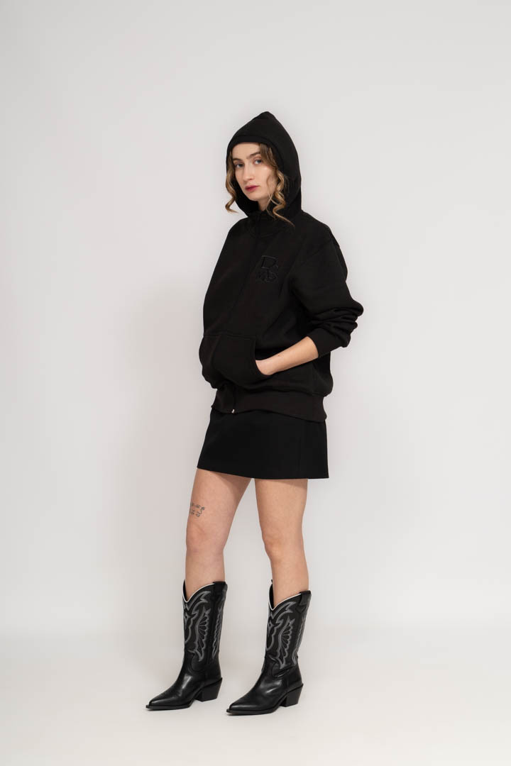Sudadera negra con capucha y cremallera