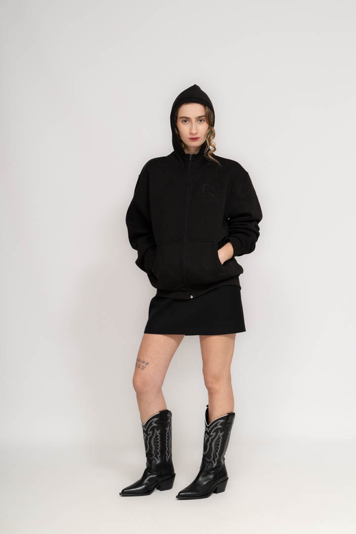 Sudadera negra con capucha y cremallera